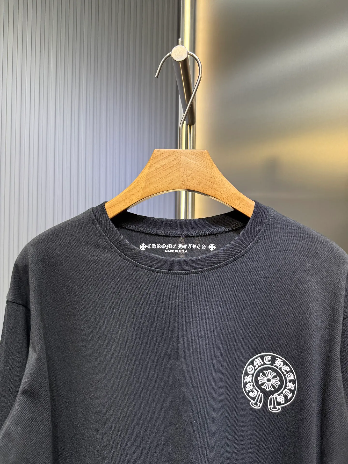 P290 🌟【Top original order】 CHROME HEARTS sports style printed slim long-sleeved T-shirt, it really shows off your figure! I love this simple and stylish T. It’s easy to wear every day. The overall fit is a good fit. The body has room to accommodate the figure. The upper body is comfortable and easy to wear without being tight. The three-quarter sleeves are designed with contrasting colors to enrich the sense of layering. It does not look monotonous and visually can also weaken the proportion of the shoulders. The front neckline and chest are printed with letters, which is very detailed. Whether worn alone or layered, his presence is indispensable. Wearing it casually is very high-end, and various Instagrams have put it on, showing off the street fashion items! Size S M L